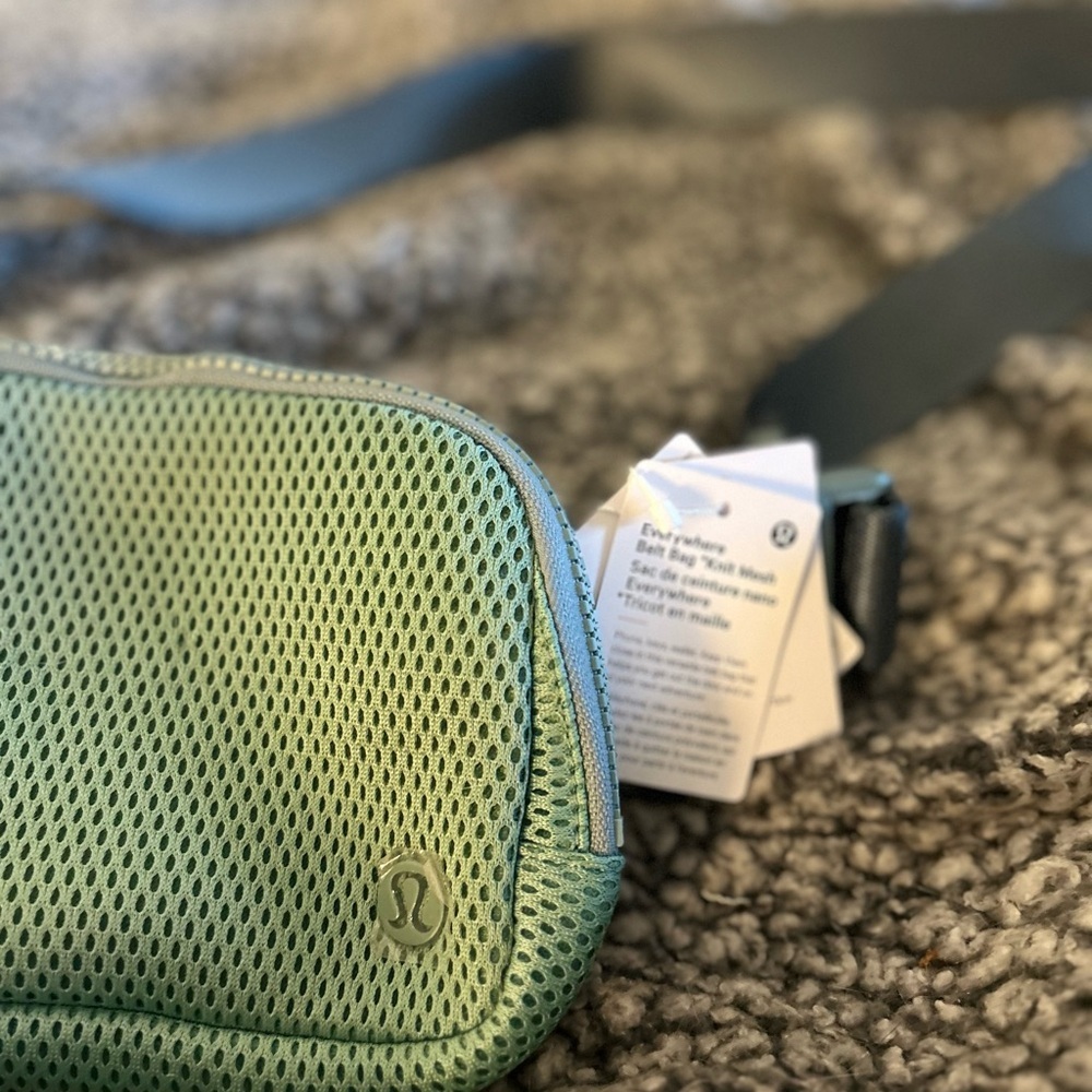 NWT Lululemon Everywhere Belt Bag Knit Mesh 1L Crossbody Waist Fanny Pack - Picture 5 of 6